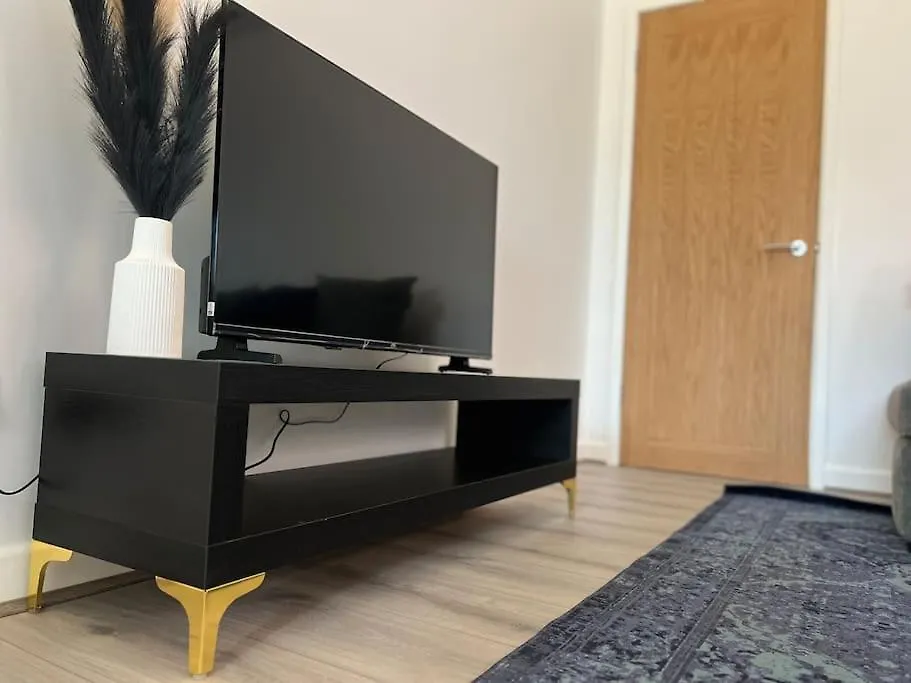Entire Newly Renovated House -Southampton City - Private Driveway Parking - 4 Bedrooms 5 Beds Sleeps 7 - Great For Friends, Families & Contractors 0*, Σαουθάμπτον