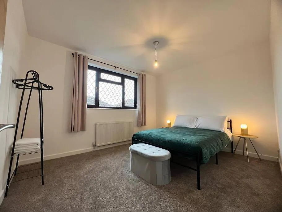 Entire Newly Renovated House -Southampton City - Private Driveway Parking - 4 Bedrooms 5 Beds Sleeps 7 - Great For Friends, Families & Contractors
