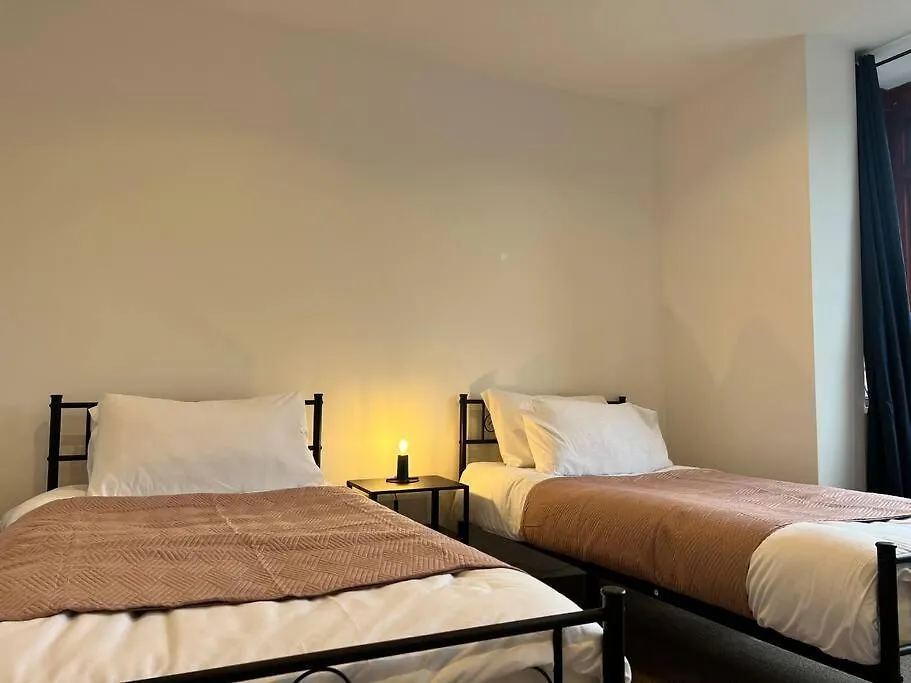 Entire Newly Renovated House -Southampton City - Private Driveway Parking - 4 Bedrooms 5 Beds Sleeps 7 - Great For Friends, Families & Contractors 0*, Σαουθάμπτον Ηνωμένο Βασίλειο