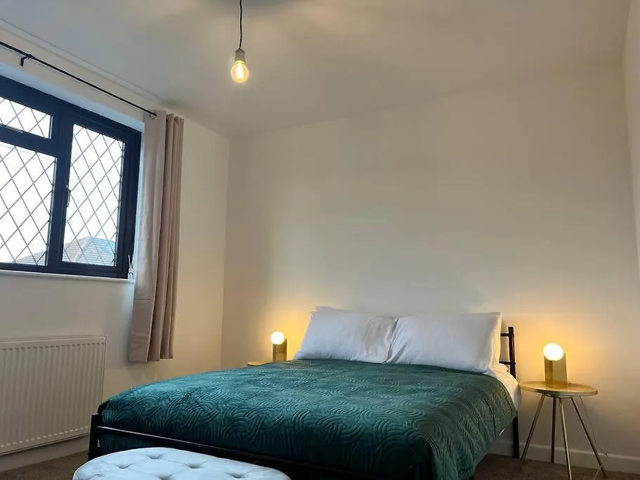 Holiday home Entire Newly Renovated House -Southampton City - Private Driveway Parking - 4 Bedrooms 5 Beds Sleeps 7 - Great For Friends, Families & Contractors