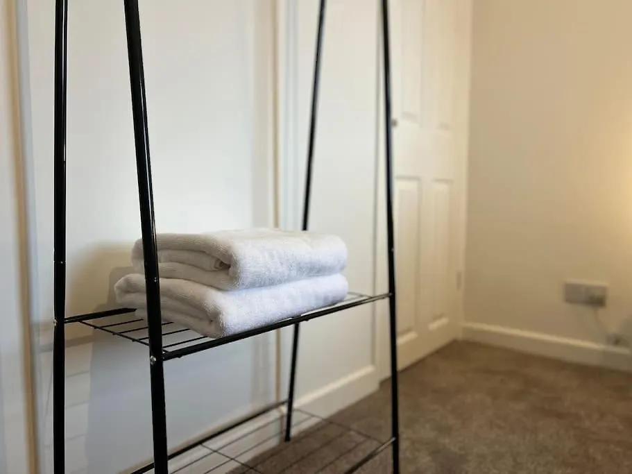 Entire Newly Renovated House -Southampton City - Private Driveway Parking - 4 Bedrooms 5 Beds Sleeps 7 - Great For Friends, Families & Contractors United Kingdom