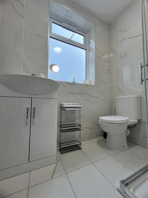 Entire Newly Renovated House -Southampton City - Private Driveway Parking - 4 Bedrooms 5 Beds Sleeps 7 - Great For Friends, Families & Contractors Holiday home