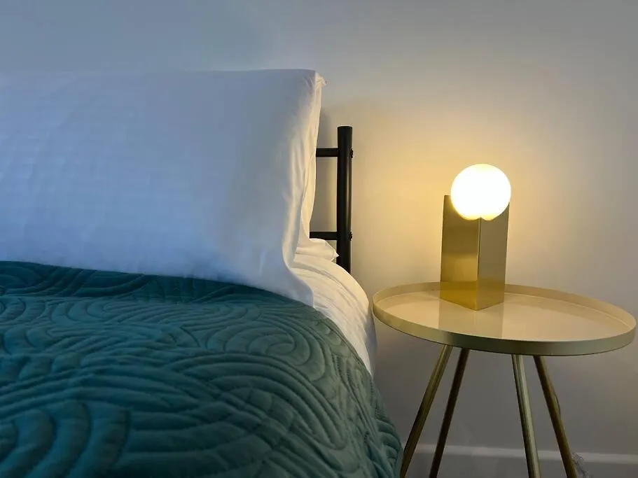 Entire Newly Renovated House -Southampton City - Private Driveway Parking - 4 Bedrooms 5 Beds Sleeps 7 - Great For Friends, Families & Contractors 0*, Southampton United Kingdom