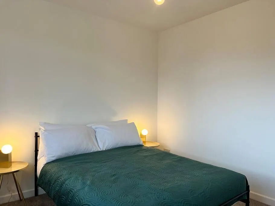 Entire Newly Renovated House -Southampton City - Private Driveway Parking - 4 Bedrooms 5 Beds Sleeps 7 - Great For Friends, Families & Contractors Holiday home Southampton
