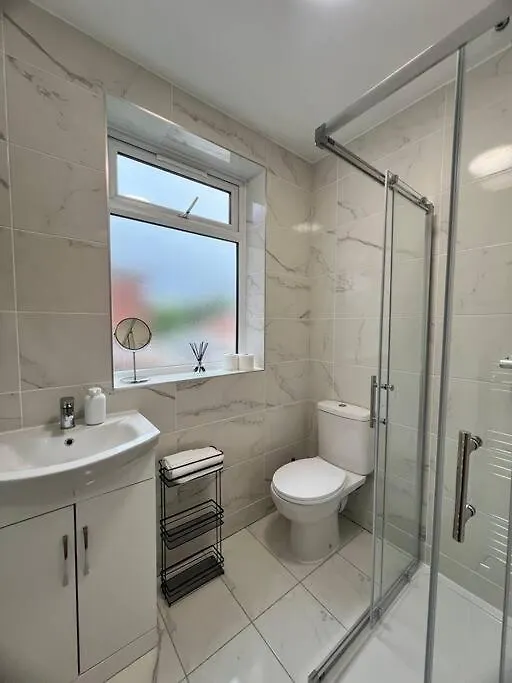 Entire Newly Renovated House -Southampton City - Private Driveway Parking - 4 Bedrooms 5 Beds Sleeps 7 - Great For Friends, Families & Contractors 0*, Southampton