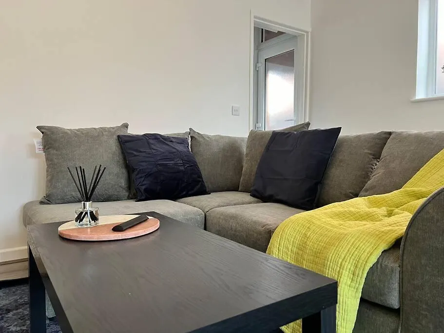 Entire Newly Renovated House -Southampton City - Private Driveway Parking - 4 Bedrooms 5 Beds Sleeps 7 - Great For Friends, Families & Contractors Southampton