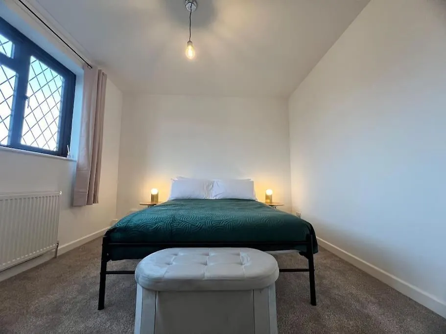 Entire Newly Renovated House -Southampton City - Private Driveway Parking - 4 Bedrooms 5 Beds Sleeps 7 - Great For Friends, Families & Contractors Holiday home Southampton