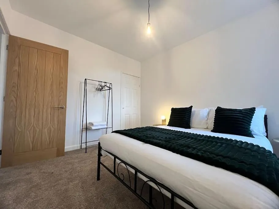 Entire Newly Renovated House -Southampton City - Private Driveway Parking - 4 Bedrooms 5 Beds Sleeps 7 - Great For Friends, Families & Contractors Holiday home