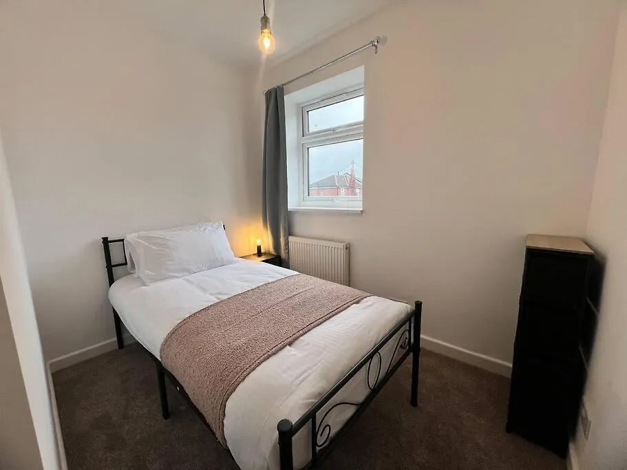 Holiday home Entire Newly Renovated House -Southampton City - Private Driveway Parking - 4 Bedrooms 5 Beds Sleeps 7 - Great For Friends, Families & Contractors