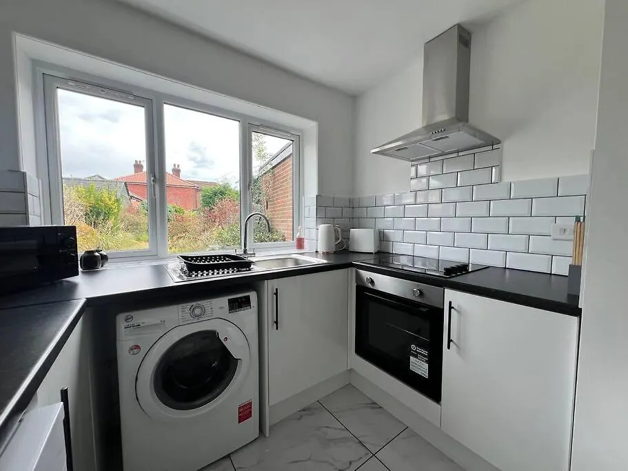 Entire Newly Renovated House -Southampton City - Private Driveway Parking - 4 Bedrooms 5 Beds Sleeps 7 - Great For Friends, Families & Contractors