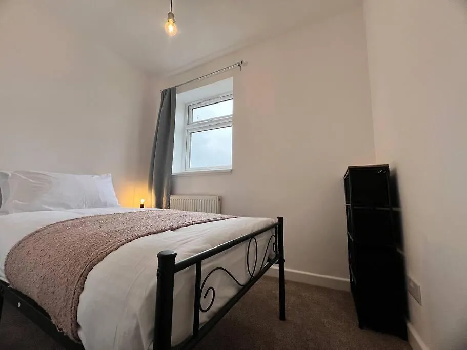 Holiday home Entire Newly Renovated House -Southampton City - Private Driveway Parking - 4 Bedrooms 5 Beds Sleeps 7 - Great For Friends, Families & Contractors