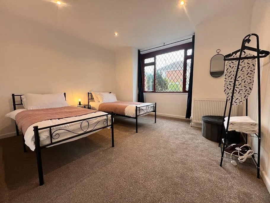 Entire Newly Renovated House -Southampton City - Private Driveway Parking - 4 Bedrooms 5 Beds Sleeps 7 - Great For Friends, Families & Contractors United Kingdom