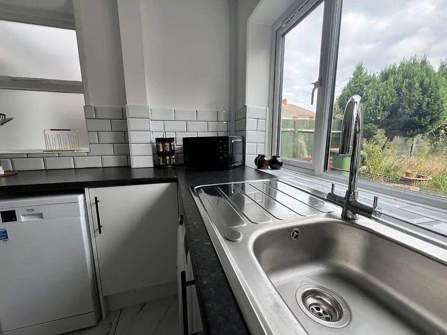 Holiday home Entire Newly Renovated House -Southampton City - Private Driveway Parking - 4 Bedrooms 5 Beds Sleeps 7 - Great For Friends, Families & Contractors
