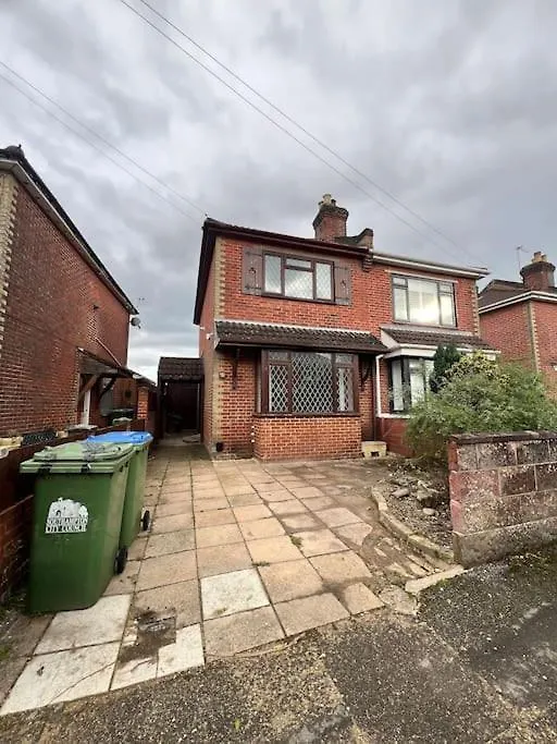 Holiday home Entire Newly Renovated House -Southampton City - Private Driveway Parking - 4 Bedrooms 5 Beds Sleeps 7 - Great For Friends, Families & Contractors