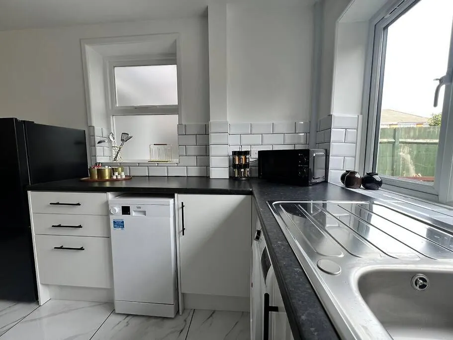 Entire Newly Renovated House -Southampton City - Private Driveway Parking - 4 Bedrooms 5 Beds Sleeps 7 - Great For Friends, Families & Contractors Southampton