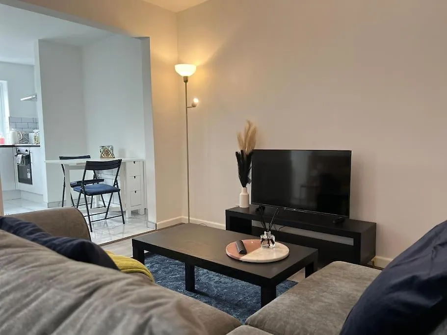 Entire Newly Renovated House -Southampton City - Private Driveway Parking - 4 Bedrooms 5 Beds Sleeps 7 - Great For Friends, Families & Contractors