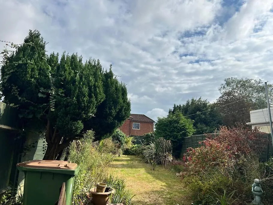 Entire Newly Renovated House -Southampton City - Private Driveway Parking - 4 Bedrooms 5 Beds Sleeps 7 - Great For Friends, Families & Contractors Holiday home Southampton